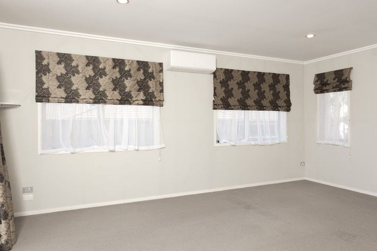 Photo of property in 11a Barron Drive, Green Bay, Auckland, 0604