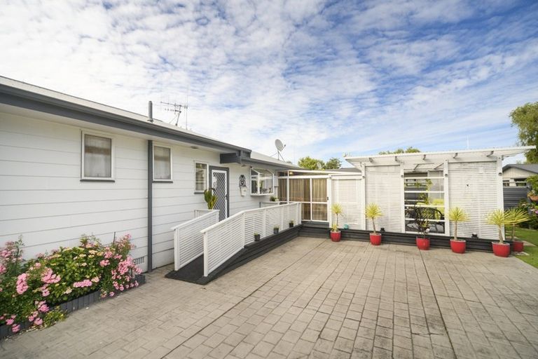 Photo of property in 64 Apollo Parade, Milson, Palmerston North, 4414