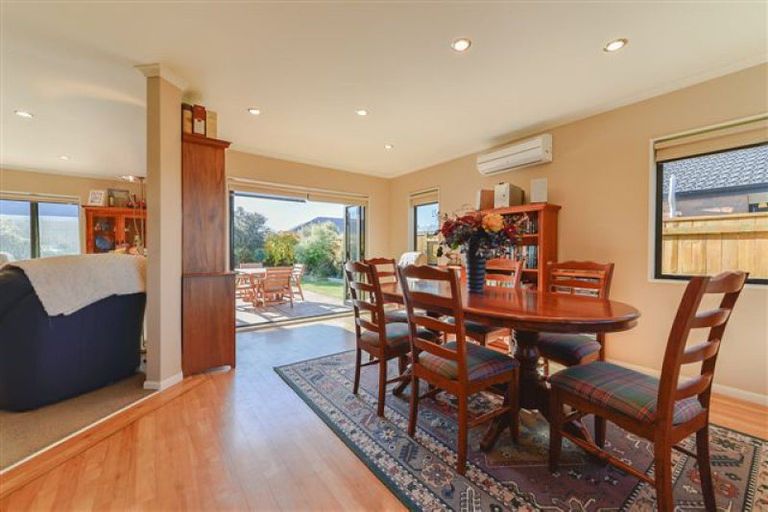 Photo of property in 44 Tennyson Avenue, Kelvin Grove, Palmerston North, 4414