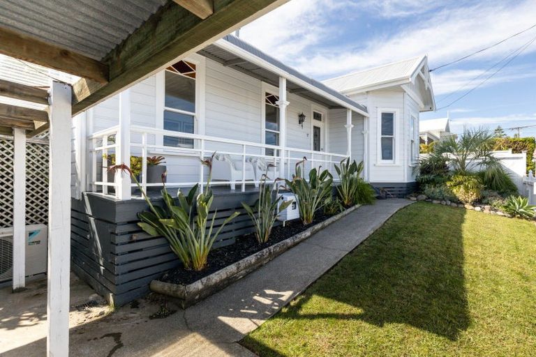 Photo of property in 17 Kowhai Street, Strandon, New Plymouth, 4312