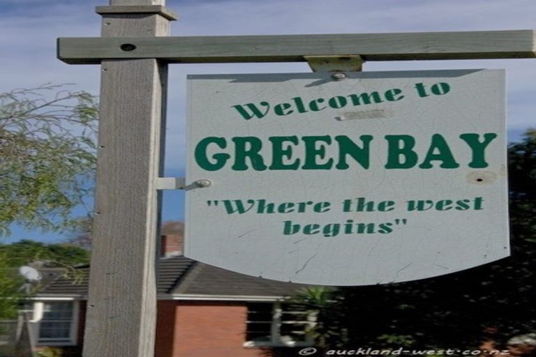 Photo of property in 1/57 Cliff View Drive, Green Bay, Auckland, 0604