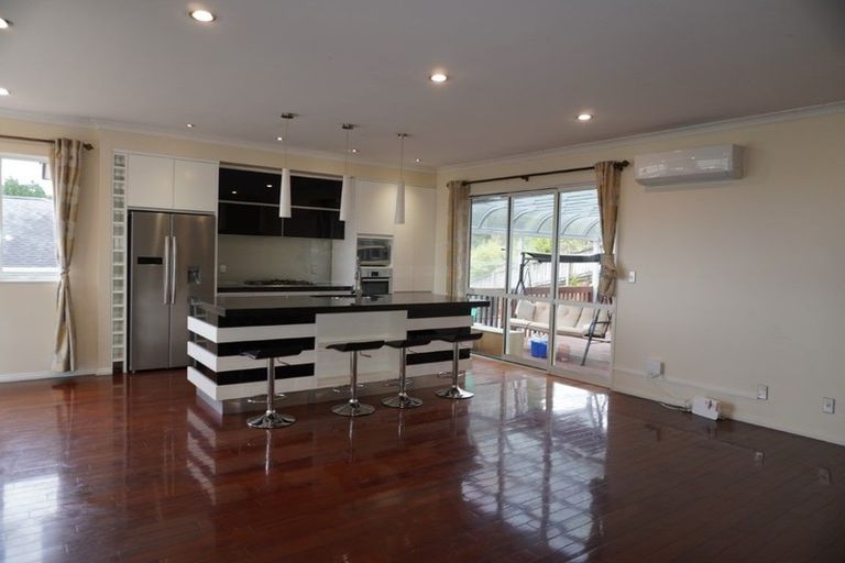 Photo of property in 11 Namsan Close, Fairview Heights, Auckland, 0632