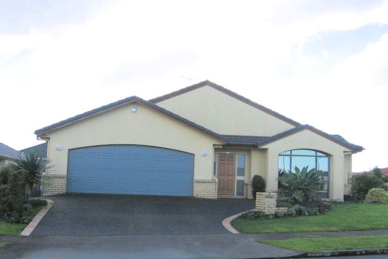 Photo of property in 1 Claremont Way, East Tamaki Heights, Auckland, 2016