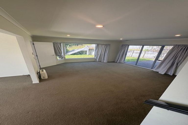 Photo of property in 36b Tamworth Crescent, Newlands, Wellington, 6037