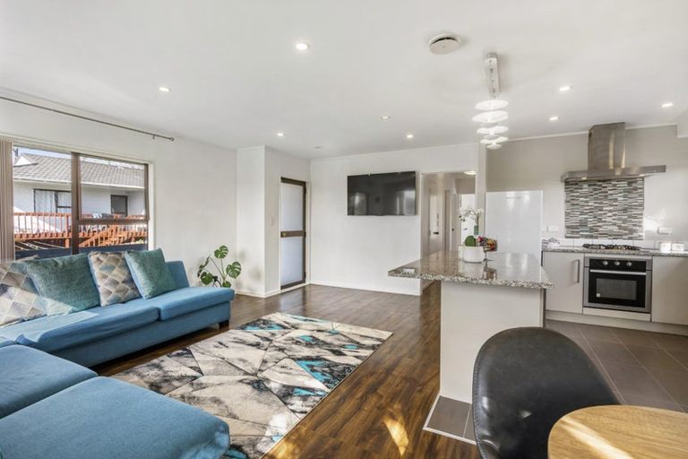 Photo of property in 2/16 Caribbean Drive, Unsworth Heights, Auckland, 0632