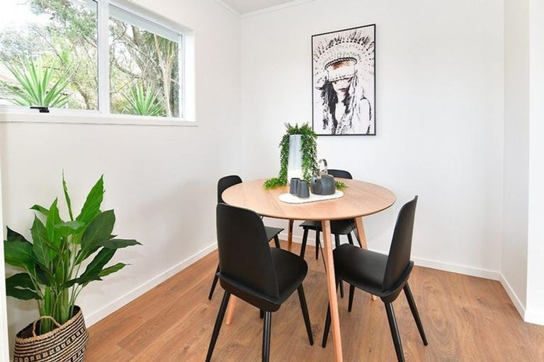 Photo of property in 2/546 Beach Road, Rothesay Bay, Auckland, 0630