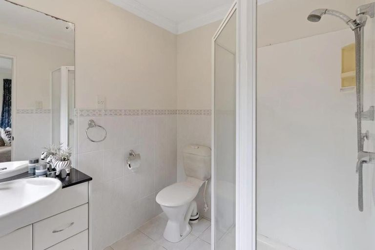 Photo of property in 33 Cricklade Terrace, Windsor Park, Auckland, 0632