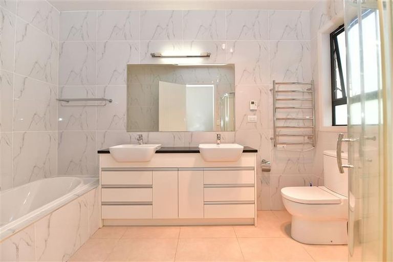 Photo of property in 16 Fernhill Way, Oteha, Auckland, 0632