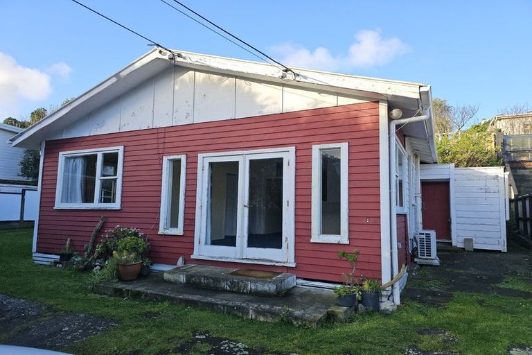 Photo of property in 51 The Parade, Island Bay, Wellington, 6023