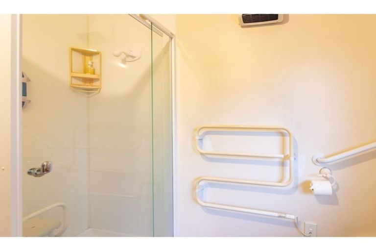 Photo of property in 2/215 Memorial Avenue, Burnside, Christchurch, 8053