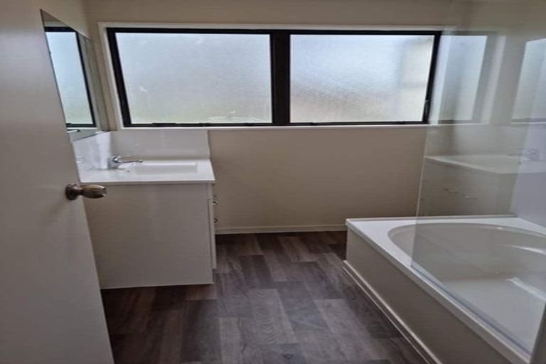 Photo of property in 1/11 Blackgate Place, Weymouth, Auckland, 2103