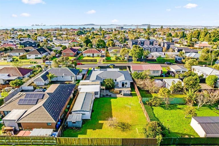 Photo of property in 4 Rixon Place, Te Atatu Peninsula, Auckland, 0610