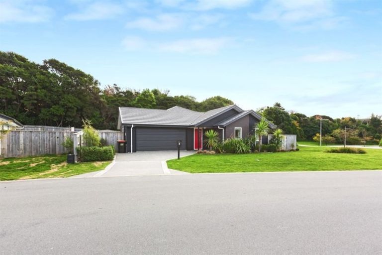 Photo of property in 1 Banks Boulevard, Whitby, Porirua, 5024