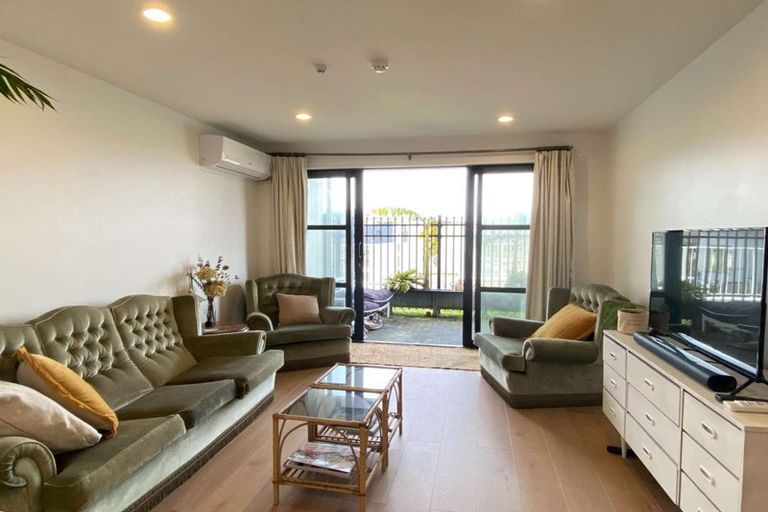 Photo of property in Apollo Apartments, 11/46g Rosedale Road, Rosedale, Auckland, 0632