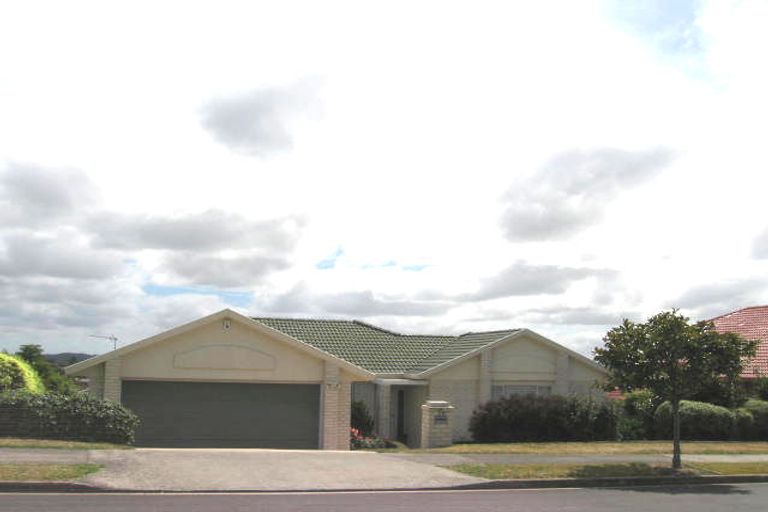 Photo of property in 13 Lorikeet Place, Unsworth Heights, Auckland, 0632