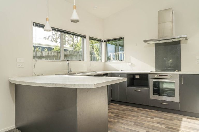 Photo of property in 6b Warrington Grove, Newlands, Wellington, 6037