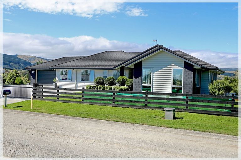Photo of property in 17 Westwood Drive, Aokautere, Palmerston North, 4471
