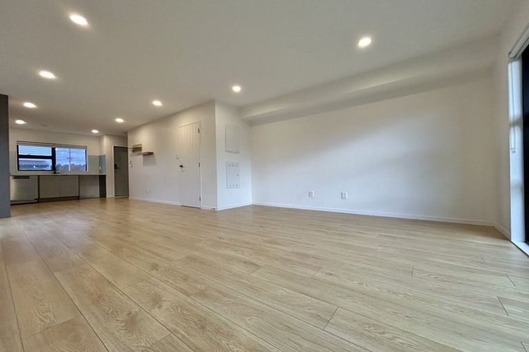 Photo of property in 96e Triangle Road, Massey, Auckland, 0614