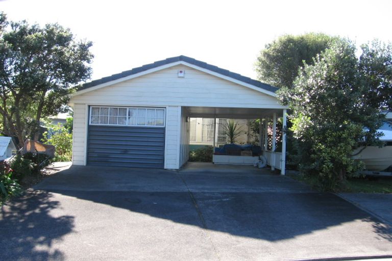 Photo of property in 24 Oakpark Place, West Harbour, Auckland, 0618