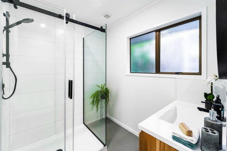 Photo of property in 26b Wade River Road, Stanmore Bay, Whangaparaoa, 0932