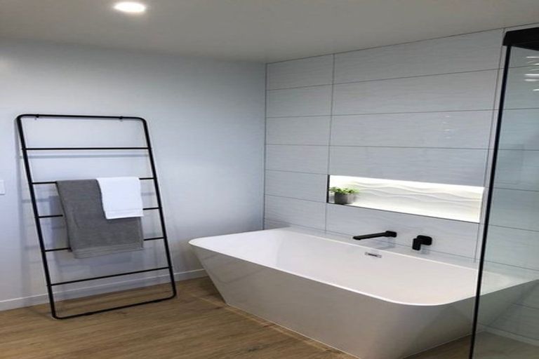 Photo of property in 15 Mount Creighton Crescent, Wanaka, 9305