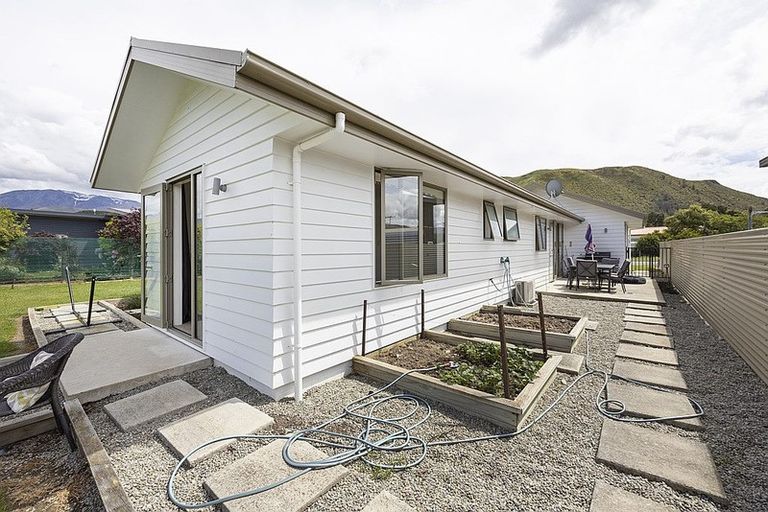 Photo of property in 43 Freyberg Avenue, Kurow, 9435