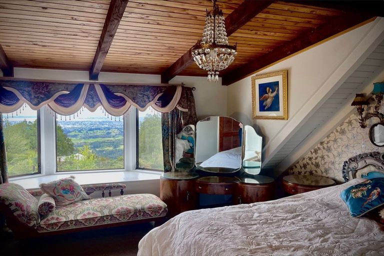 Photo of property in 556 Scenic Drive, Waiatarua, Auckland, 0612