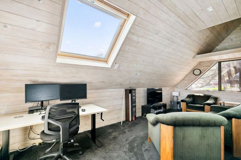 Photo of property in 3 Countess Close, Maupuia, Wellington, 6022