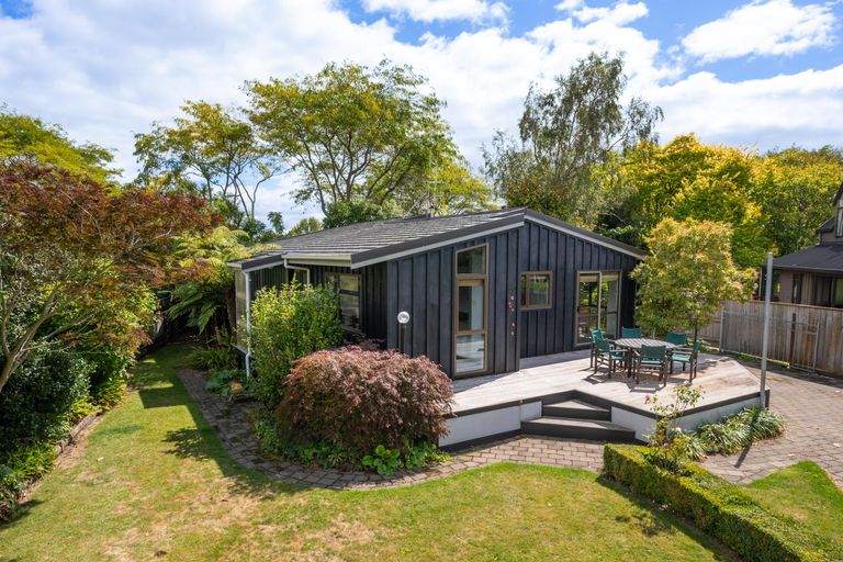 Photo of property in 3 Earl Place, Hokowhitu, Palmerston North, 4410