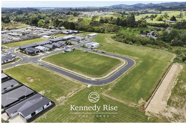 Photo of property in 18 Tasker Crescent, Pyes Pa, 3112