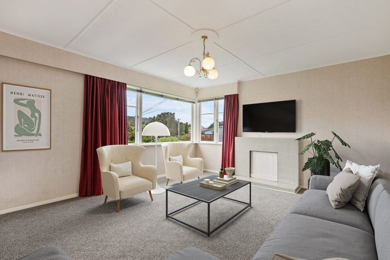 Photo of property in 22 Pokohiwi Road, Normandale, Lower Hutt, 5010