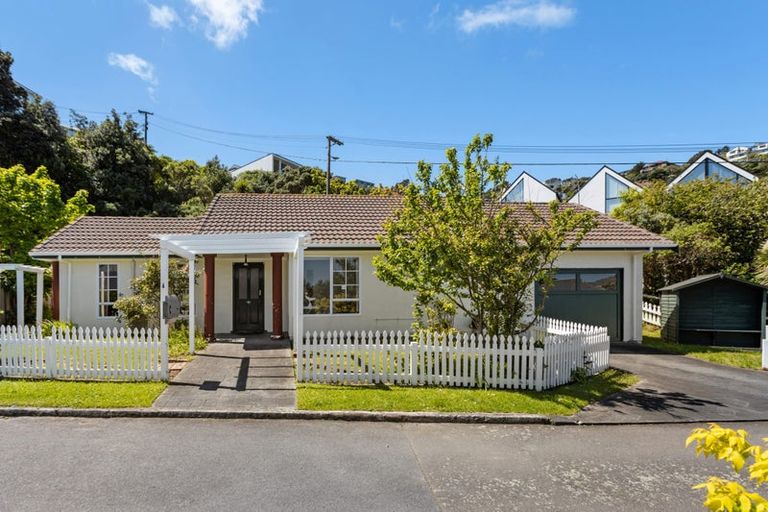 Photo of property in 6 Erskine Close, Island Bay, Wellington, 6023
