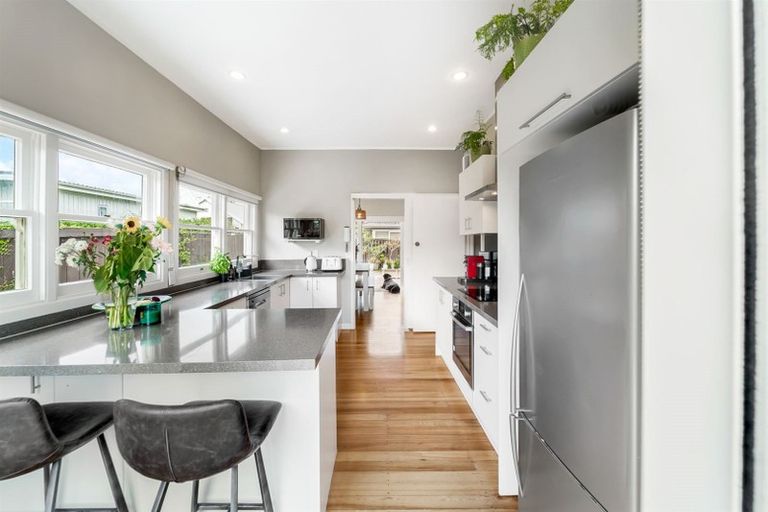 Photo of property in 2/118 East Coast Road, Forrest Hill, Auckland, 0620