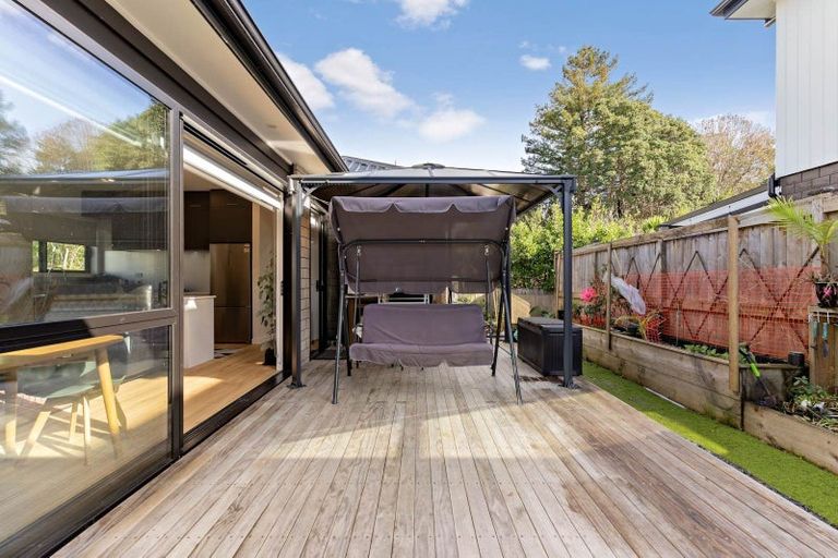 Photo of property in 12 Hava Place, Green Bay, Auckland, 0604