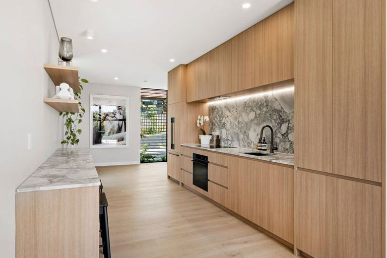 Photo of property in 21e Arahia Street, Northcote, Auckland, 0627
