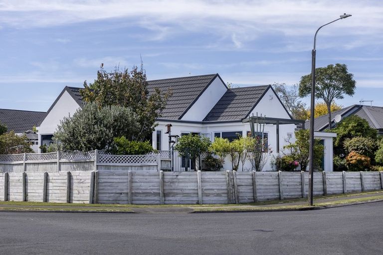 Photo of property in 1 Larsen Place, Merrilands, New Plymouth, 4312