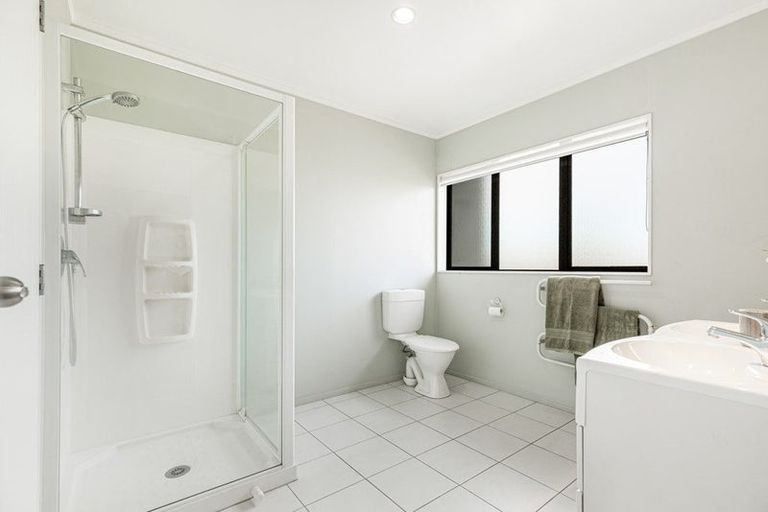 Photo of property in 4a Tuscany Way, Te Atatu Peninsula, Auckland, 0610