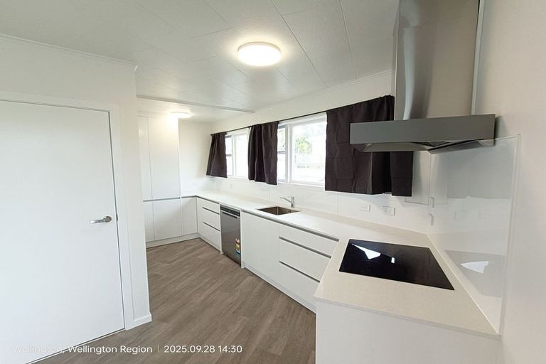 Photo of property in 35 Kenmore Street, Newlands, Wellington, 6037