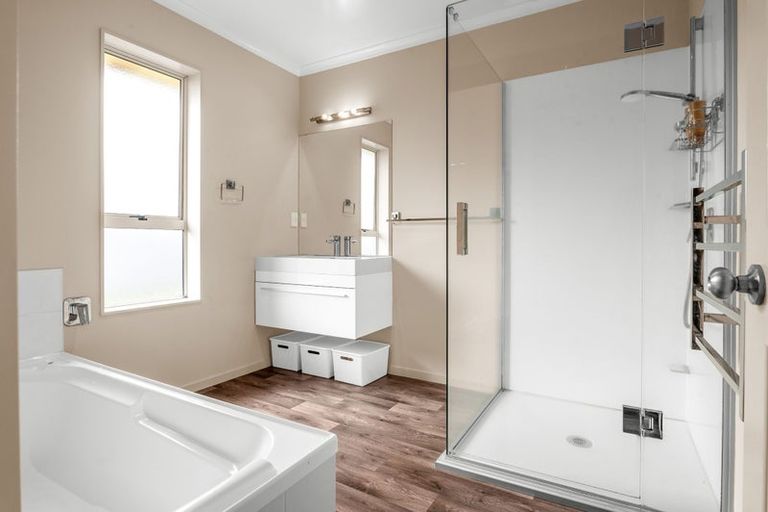 Photo of property in 63 Waiwherowhero Drive, St Andrews, Hamilton, 3200