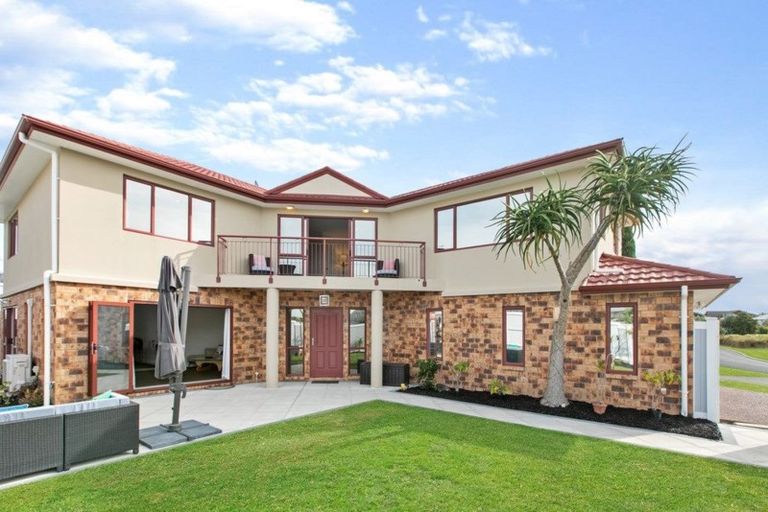 Photo of property in 13 Onemana Way, Te Atatu Peninsula, Auckland, 0610