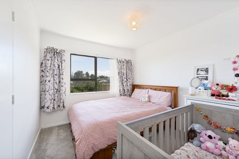 Photo of property in 4/92 Awaroa Road, Sunnyvale, Auckland, 0612