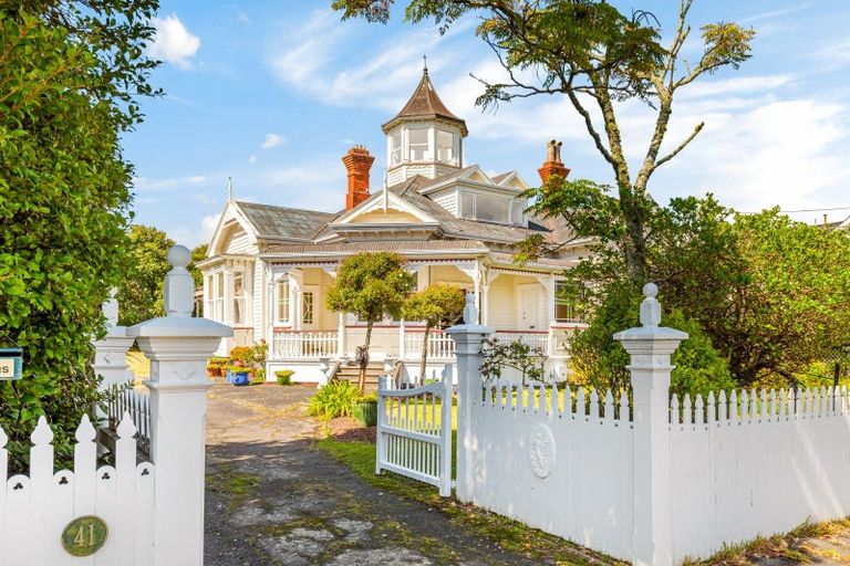 Photo of property in 41 Stanley Point Road, Stanley Point, Auckland, 0624