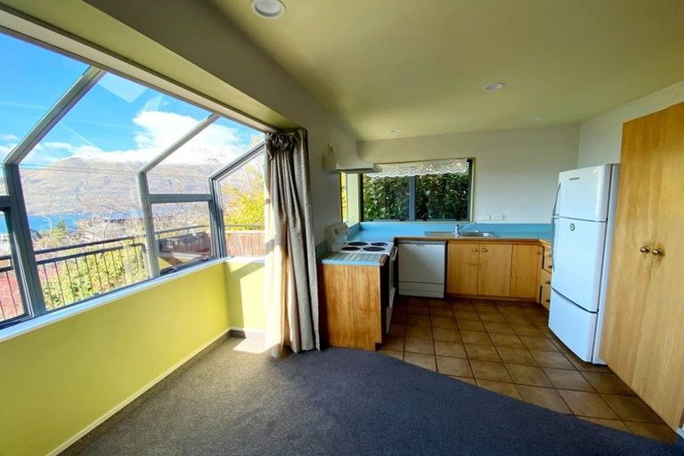 Photo of property in 49a Wynyard Crescent, Fernhill, Queenstown, 9300