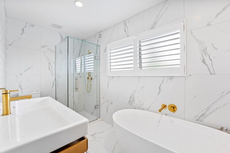 Photo of property in 210 East Coast Road, Forrest Hill, Auckland, 0620