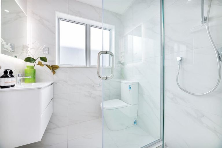 Photo of property in 3e Kingdale Road, Henderson, Auckland, 0610