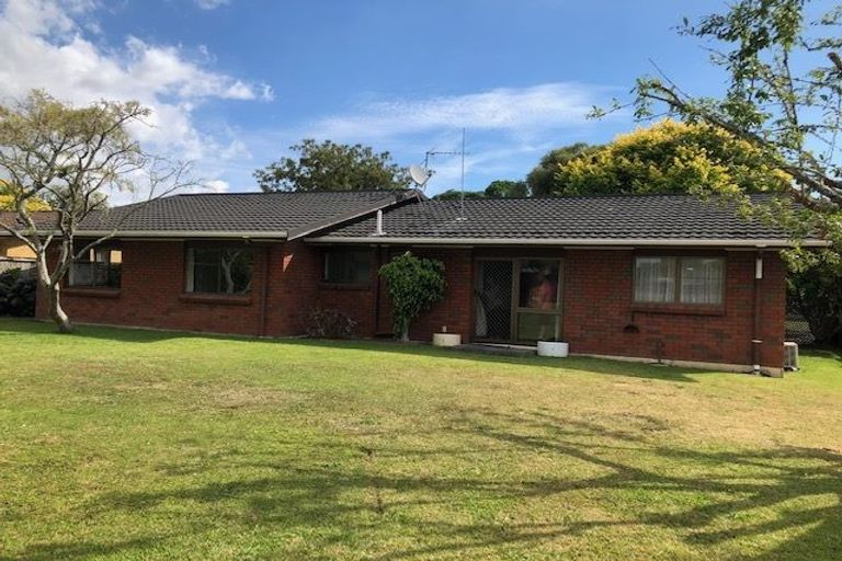 Photo of property in 8 Donzella Place, Conifer Grove, Takanini, 2112