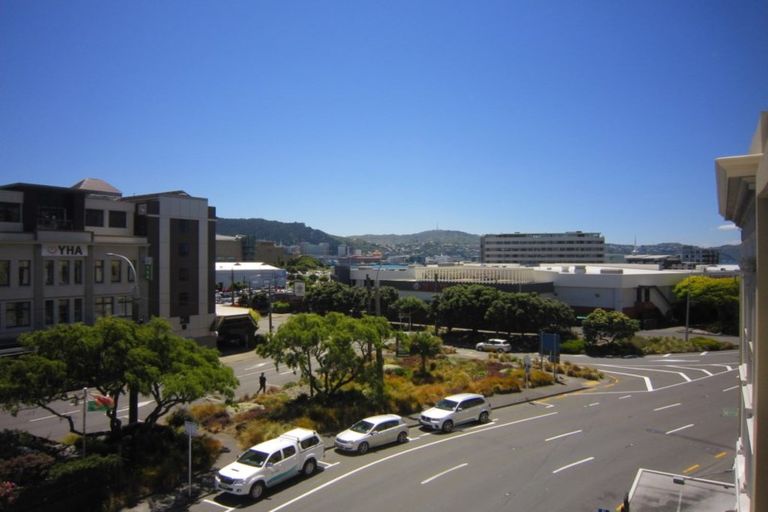 Photo of property in 4b/5 Kent Terrace, Mount Victoria, Wellington, 6011