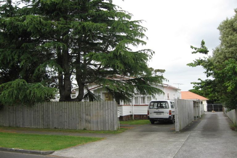 Photo of property in 10 Waiari Road, Conifer Grove, Takanini, 2112
