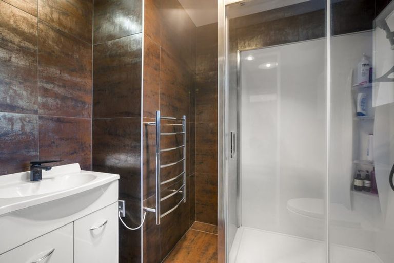 Photo of property in 4 Fitzpatrick Place, Chatswood, Auckland, 0626