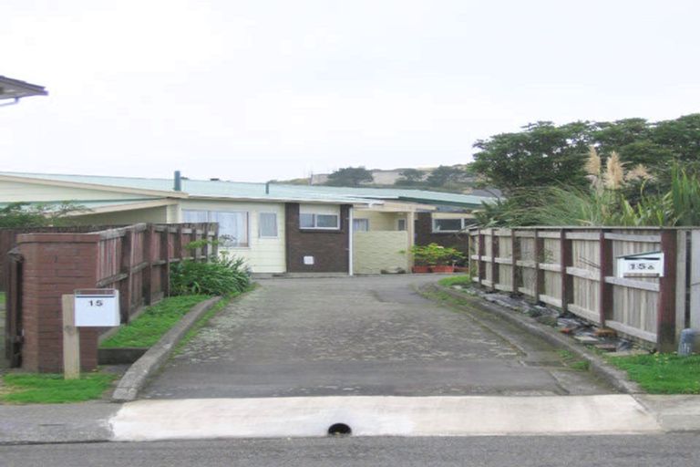 Photo of property in 15a Bayswater Place, Newlands, Wellington, 6037